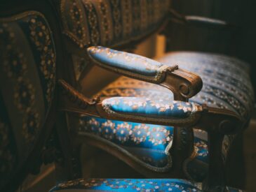 Frisse stoelen in huis: zo maak je een stoffen stoel weer schoon