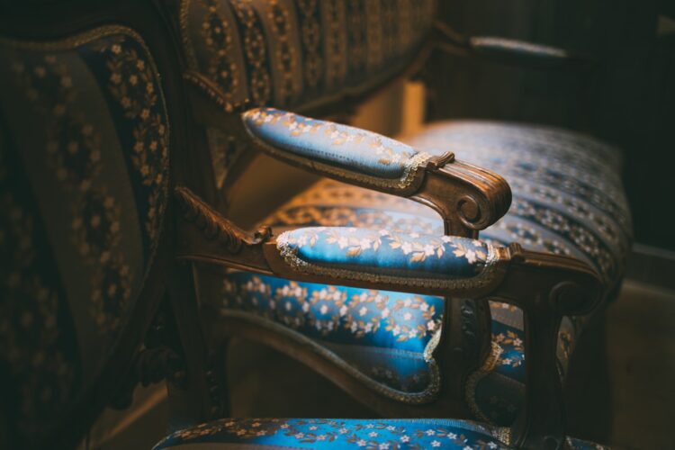 Frisse stoelen in huis: zo maak je een stoffen stoel weer schoon